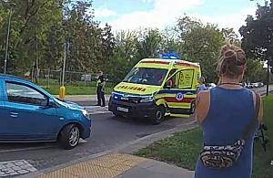 Rowerzysta bez kasku potr�cony. Stra�nicy ratowali poszkodowanych