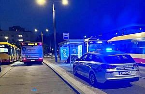 Je�dzi�a autobusem od p�tli do p�tli. Pomogli jej kierowca i stra�nicy miejscy