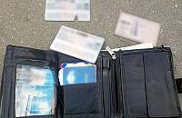 Okradł kolegę, a później zasnął na chodniku. Wpadł przez własny portfel