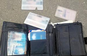 Okrad� koleg�, a p�niej zasn�� na chodniku. Wpad� przez w�asny portfel