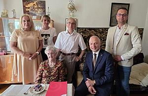Pani Bogumiła z Zalesia Dolnego skończyła 100 lat. Z życzeniami odwiedził ją burmistrz