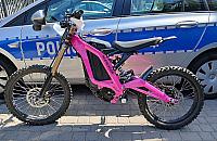 15-latek na elektrycznym motocyklu. Pojazd m�g� rozp�dzi� si� do blisko 100 km/h