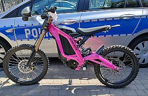 15-latek na elektrycznym motocyklu. Pojazd m�g� rozp�dzi� si� do blisko 100 km/h