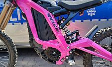 15-latek na elektrycznym motocyklu. Pojazd mógł rozpędzić się do blisko 100 km/h