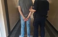 Nerwowe zachowanie zwróciło uwagę policjantów. 42-latek miał marihuanę