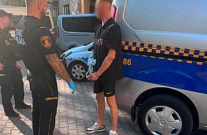 Awantura na Placu. 31-latek pr�bowa� pozby� si� podejrzanego zawini�tka