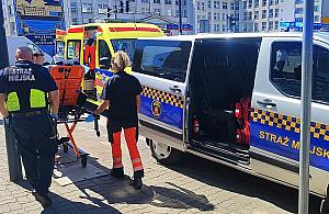 90-latek straci� przytomno�� na ulicy. Stra�nicy natychmiast ruszyli z pomoc�