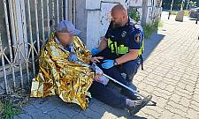 90-latek straci� przytomno�� na ulicy. Stra�nicy natychmiast ruszyli z pomoc�