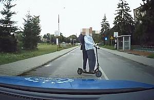 Ucieka� hulajnog� przed policj�. Po drodze zostawi� pasa�erk�