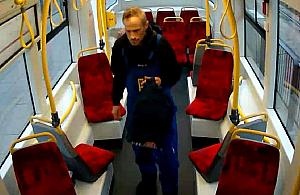 Szukaj� m�czyzny w niebieskich ogrodniczkach. W tramwaju znikn�a torba z pieni�dzmi