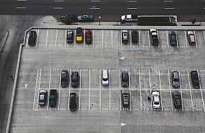 Widok z g�ry na parking z samochodami na oznaczonych miejscach postojowych - parking przy lotnisku ok�cie
