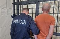 Wyjecha� ze sklepu z w�zkiem pe�nym zakup�w. Nie zap�aci�, zatrzymali go ochroniarze