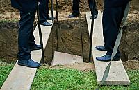 Szcz�tki pod chodnikiem na Okrzei. Archeolodzy odkryli dawny cmentarz
