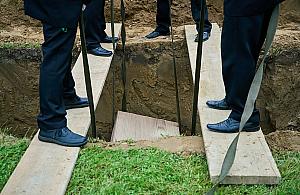 Szcz�tki pod chodnikiem na Okrzei. Archeolodzy odkryli dawny cmentarz