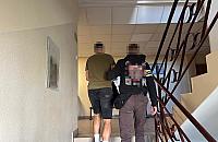 Chcia� uciec przez p�ot, wpad� prosto w r�ce kryminalnych. 41-latek by� poszukiwany