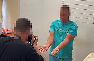 Uderzył 20-latka w głowę na przejściu. Napastnik zatrzymany kilka minut później