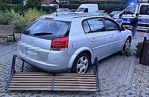 Uderza� samochodem w �awk�. Policjanci zatrzymali nietrze�wego kierowc�