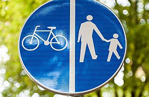Zamiast drogi rowerowej wybierają slalom między pieszymi. Czy coś zmieni się na Mickiewicza?