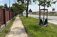 Zalewany chodnik przy Połczyńskiej. Urzędnicy na razie nie wiedzą, co z nim zrobić