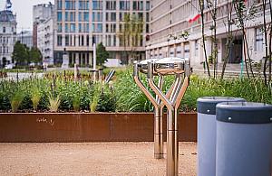 Plac Powsta�c�w Warszawy zmieni� si� nie do poznania. Tysi�ce ro�lin i nowa pergola