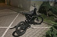 Przyjecha� do komisariatu motorowerem. Wr�ci� pieszo