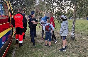 Sze�ciolatka zgubi�a si� w parku. Policjanci szybko odnale�li jej mam�