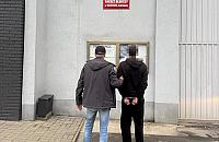 Czekali przy bankomatach na cudze pieniądze. Dwóch 19-latków aresztowanych