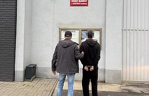 Czekali przy bankomatach na cudze pieniądze. Dwóch 19-latków aresztowanych