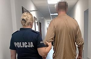 Policjanci rozpoznali go podczas interwencji. Mia� kra�� w sklepie