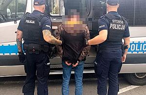 Szukali go w Przasnyszu. Wpad� podczas s�u�by policjant�w pod Warszaw�