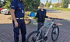 Policjanci rozdawali dzieciom kaski. Przypominali o bezpieczeństwie na drodze