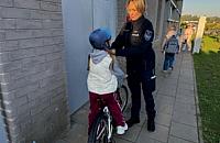 Policjanci z Pruszkowa rozdawali dzieciom kaski. Przypominali o bezpiecze�stwie