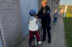 Policjanci z Pruszkowa rozdawali dzieciom kaski. Przypominali o bezpieczeństwie