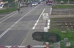 Zlekceważył czerwone światło i zapory. 45-latek wszedł na przejazd kolejowy