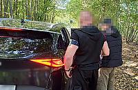 Nie chciał otworzyć drzwi policjantom. 50-latek był poszukiwany listem gończym