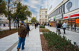 Aleja Jana Pawła II w Warszawie po przebudowie. Więcej zieleni i nowe trasy rowerowe