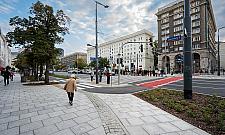 Aleja Jana Pawła II w Warszawie po przebudowie. Więcej zieleni i nowe trasy rowerowe