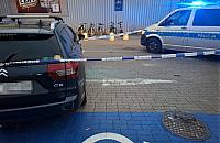Kierowca Citroena dostał ataku epilepsji. Policjanci i strażacy wybili szybę, by mu pomóc