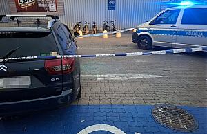 Kierowca Citroena dosta� ataku epilepsji. Policjanci i stra�acy wybili szyb�, by mu pom�c