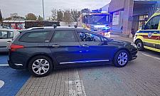 Kierowca Citroena dosta� ataku epilepsji. Policjanci i stra�acy wybili szyb�, by mu pom�c