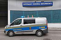 Półnagi mężczyzna biegał po jezdni i demolował samochód
