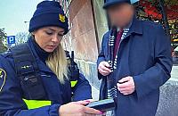 Zagubiony 85-latek na placu Hallera. Dzięki przechodniom wrócił do domu