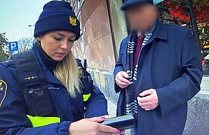 Zagubiony 85-latek na placu Hallera. Dzi�ki przechodniom wr�ci� do domu
