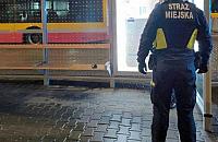 Agresywny pasażer autobusu 117 zasnął na pętli. Strażnicy znaleźli przy nim mefedron