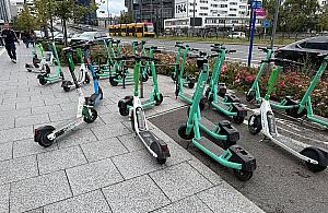 Hulajnogi postrachem bemowskich seniorów. Jakie kary grożą za zbyt szybką jazdę?