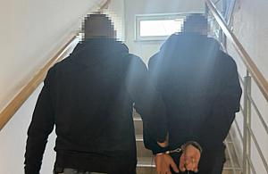 Policjanci zatrzymali dwóch dilerów na Pradze-Północ. Wpadli w rejonie pustostanu